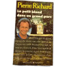 Le petit blond dans un grand parc