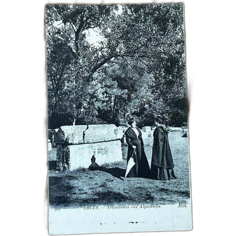 201 Arles - Arlésiennes aux Alyscamps