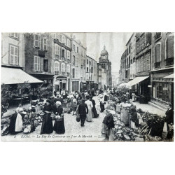 2 Riom - La Rue du Commerce un Jour de Marché LL