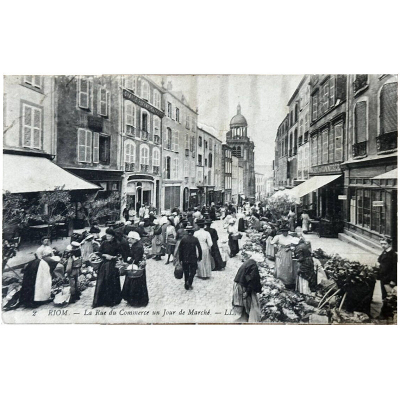 2 Riom - La Rue du Commerce un Jour de Marché LL