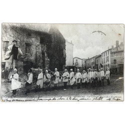138 Auvergne Les Cornards fête locale à Sauxillanges
