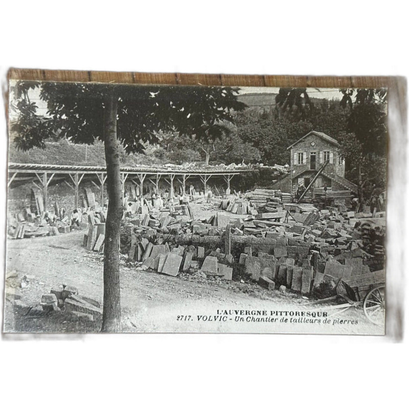 L'Auvergne pittoresque. 2717 Volvic - Un chantier de tailleurs de...
