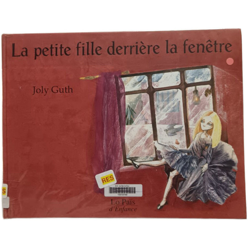 La petite fille derrière la fenêtre