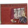 La petite fille derrière la fenêtre